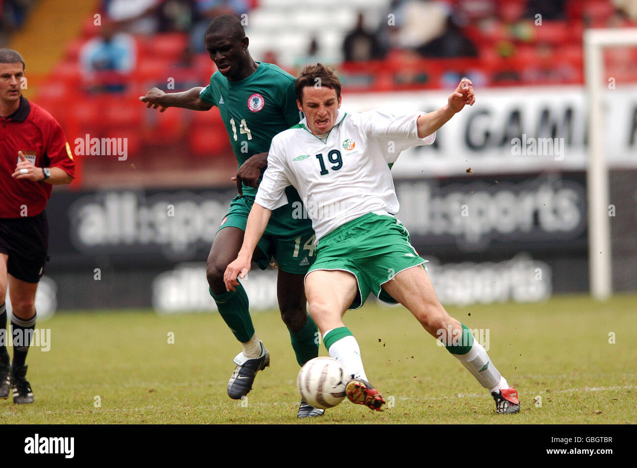 Calcio - Internazionale amichevole - Irlanda / Nigeria. Jonathon Douglas in Irlanda e Seyi Olofinjana in Nigeria Foto Stock