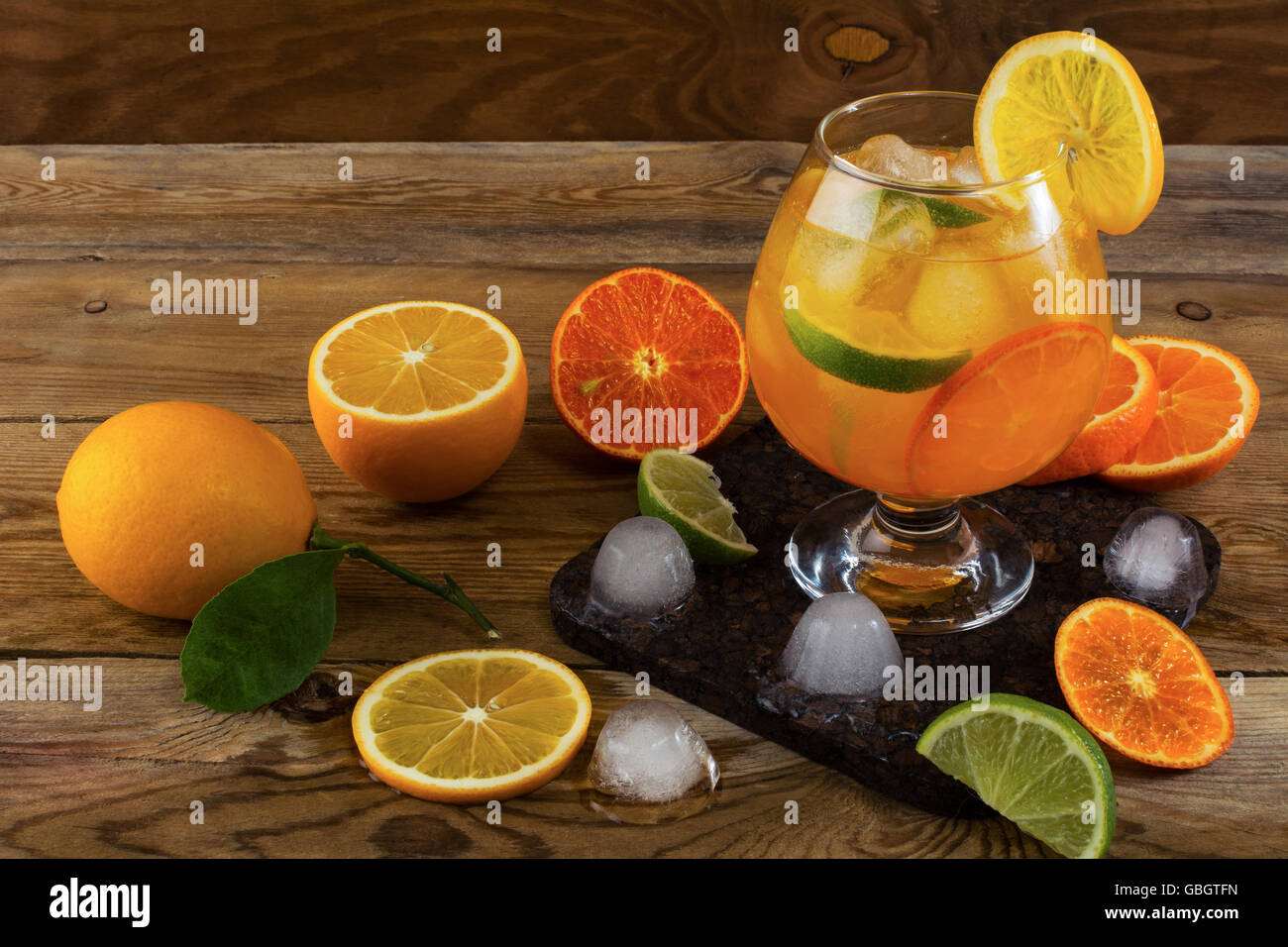 Tropical cocktail di frutta con ghiaccio sul tavolo di legno. Cocktail di frutta.. Fruit Lemonade. Bevanda a base di frutta. Bevanda estiva. Limonata di agrumi Foto Stock