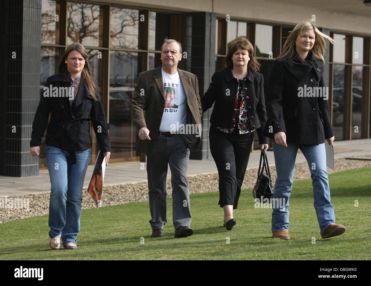 La famiglia di Lindsay Hawker (da sinistra a destra) sorella Louise Hawker, padre Bill Hawker, e madre Julia Hawker e sorella Lisa Hawker arrivano a una conferenza stampa al Renaissance Hotel, Heathrow Airport, Londra. Foto Stock