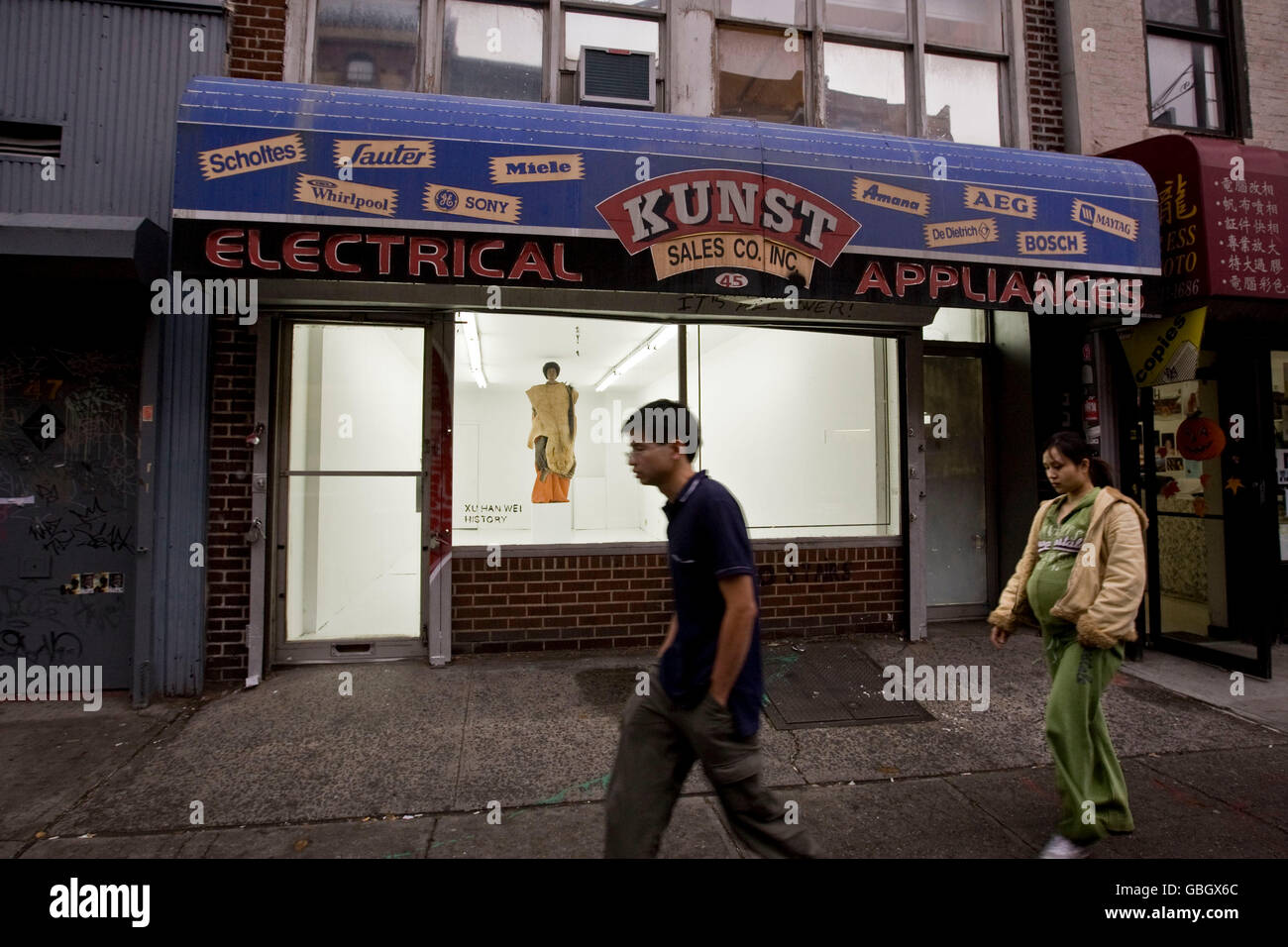 "La Storia", dello scultore Xu Han Wei, sul display all'Asia Song Society galleria sul Canal Street a New York, 6 novembre 2008. Foto Stock