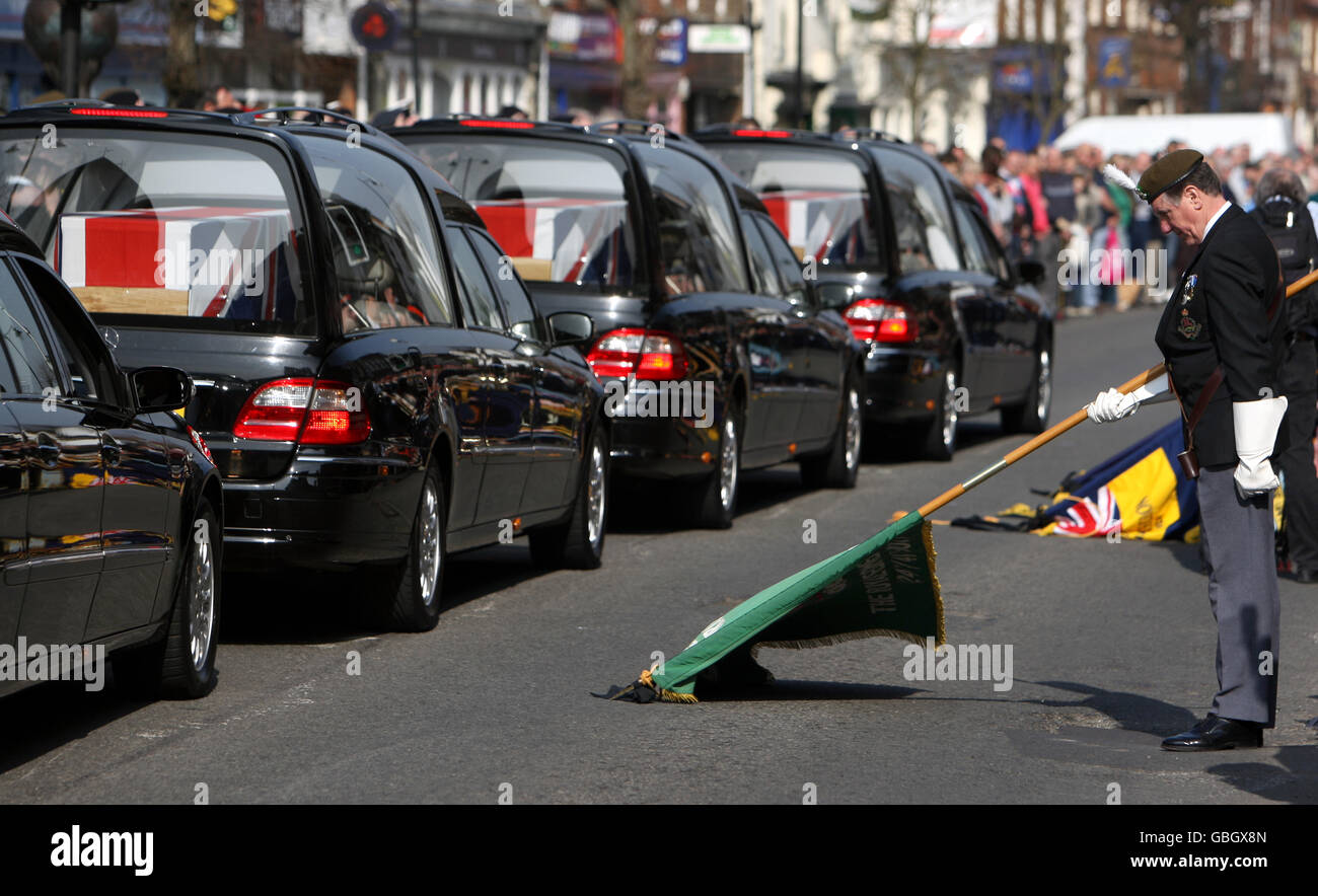 Il corteo funebre che porta le casse del caporale Dean John, del caporale Graeme Stiff e del caporale Lance Chris Harkett passa attraverso Wootton Bassett, Wiltshire, dopo il loro rimpatrio a RAF Lyneham. Tre soldati uccisi in Afghanistan sono stati restituiti in terra britannica oggi. Foto Stock