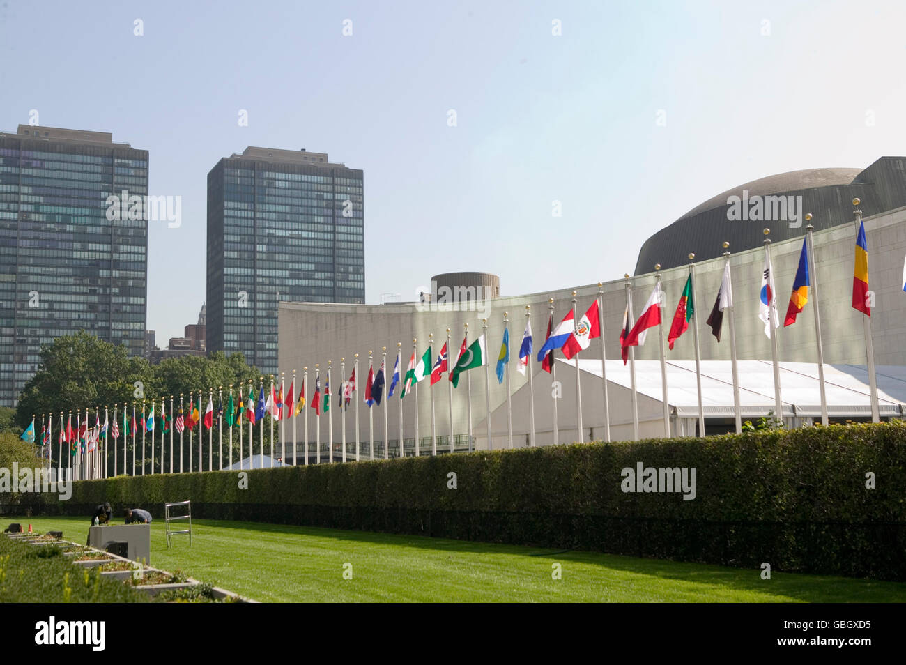 8 Settembre 2005 - New York City - Stato membro flags fly davanti alla sede delle Nazioni Unite edificio. Foto Stock