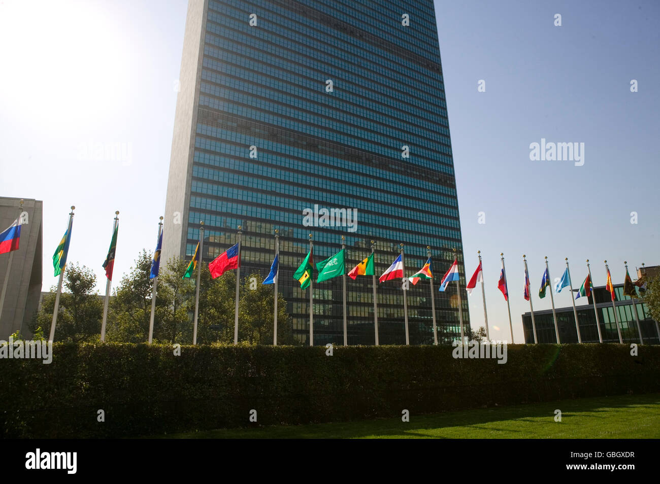 8 Settembre 2005 - New York City - Stato membro flags fly davanti alla sede delle Nazioni Unite edificio. Foto Stock
