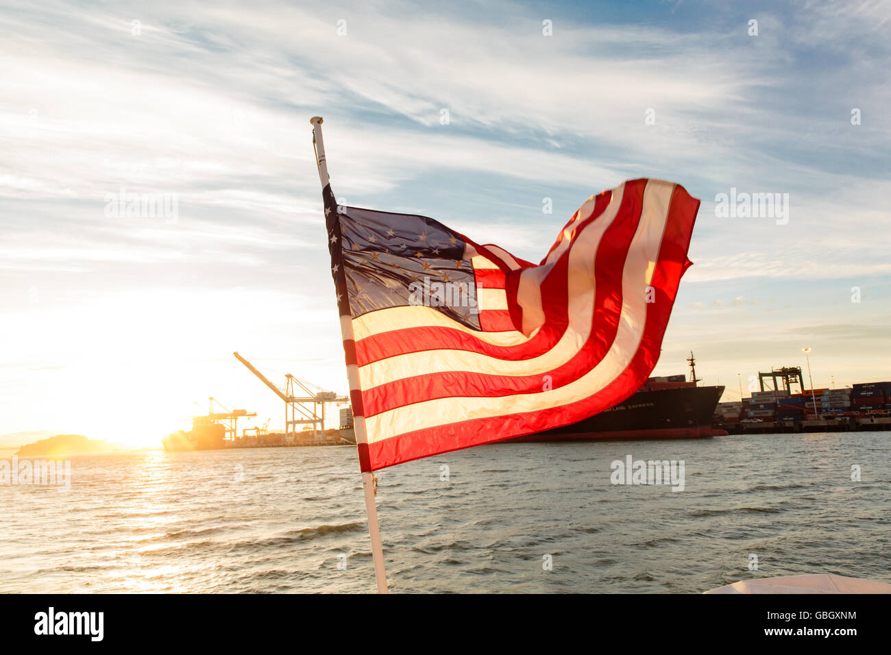 Bandiera americana onde nel vento del retro della nave nella baia di San Francisco Foto Stock