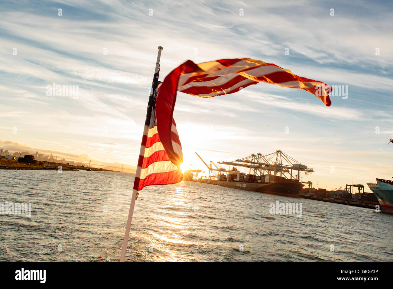 Bandiera americana onde nel vento del retro della nave nella baia di San Francisco Foto Stock