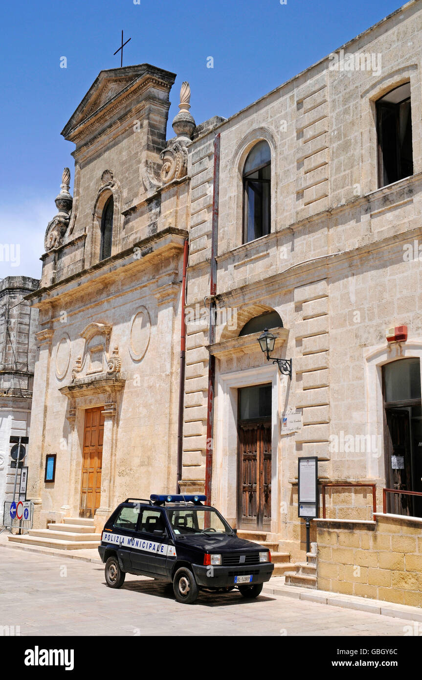 Auto della Polizia, il municipio, la chiesa, Montemesola, Tarent Provincia Taranto Puglia, Italia Foto Stock