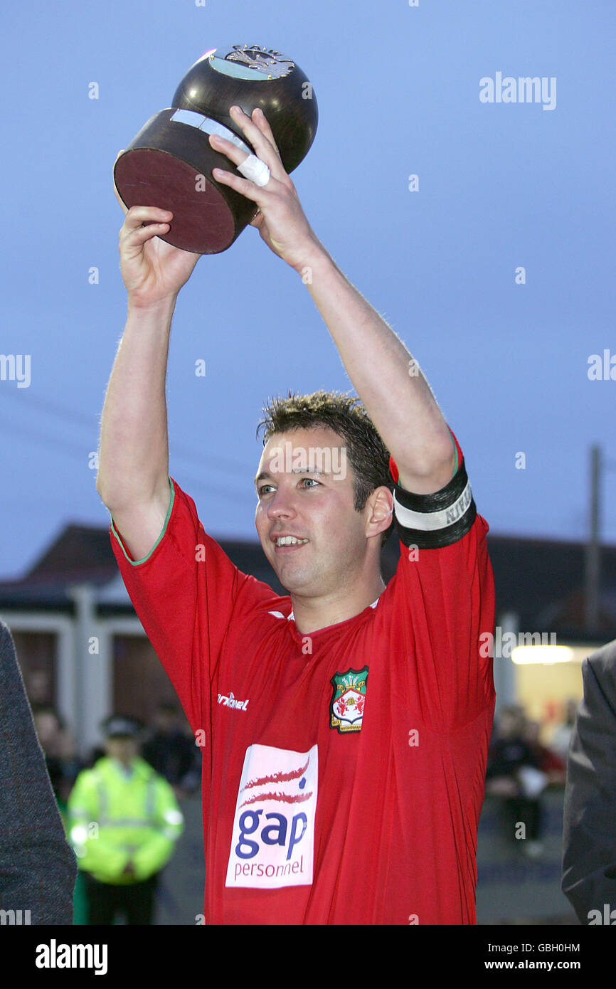 Darren Ferguson, capitano di Wrexham, solleva il trofeo FAW Premier Cup Foto Stock