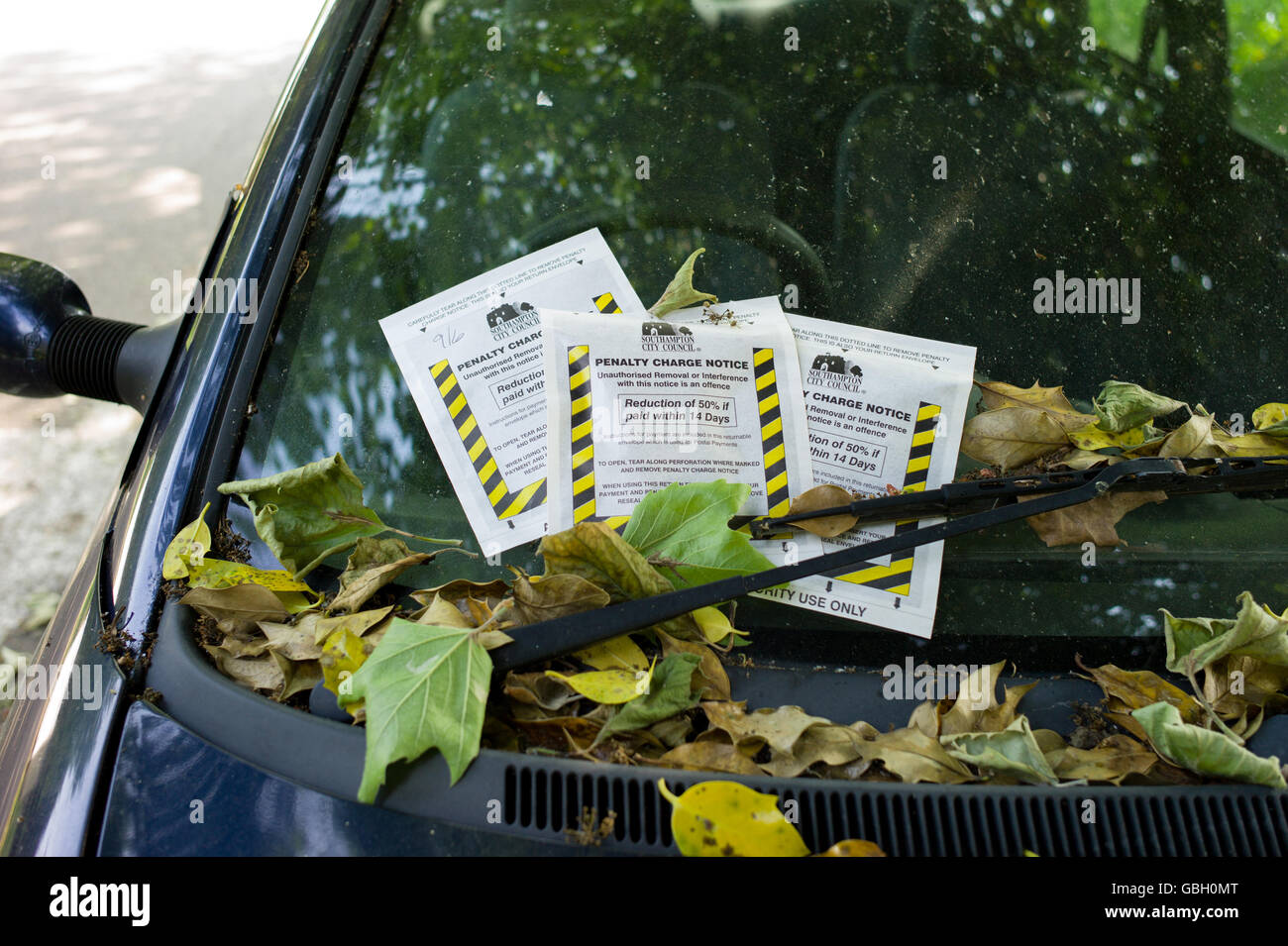 Più i biglietti per il parcheggio auto sul parabrezza Foto Stock