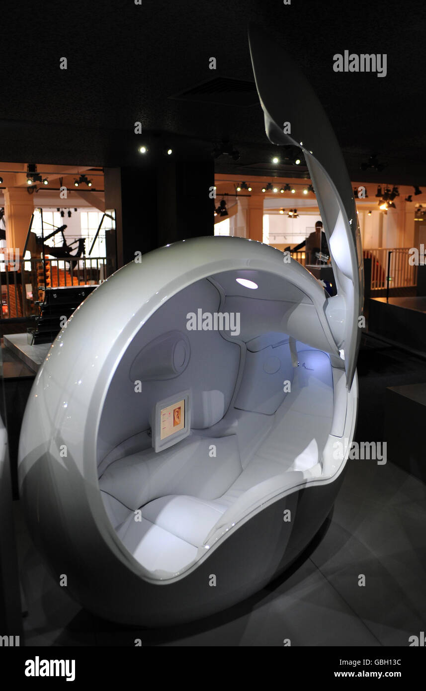 La capsula per il benessere Ovei, uno strumento di diagnostica immersivo progettato per acquisire i dati sanitari e inviarli ai medici, in esposizione alla mostra "Fast Forward - 20 Ways F1 is Changing Our World" al Science Museum nel sud-ovest di Londra. Foto Stock