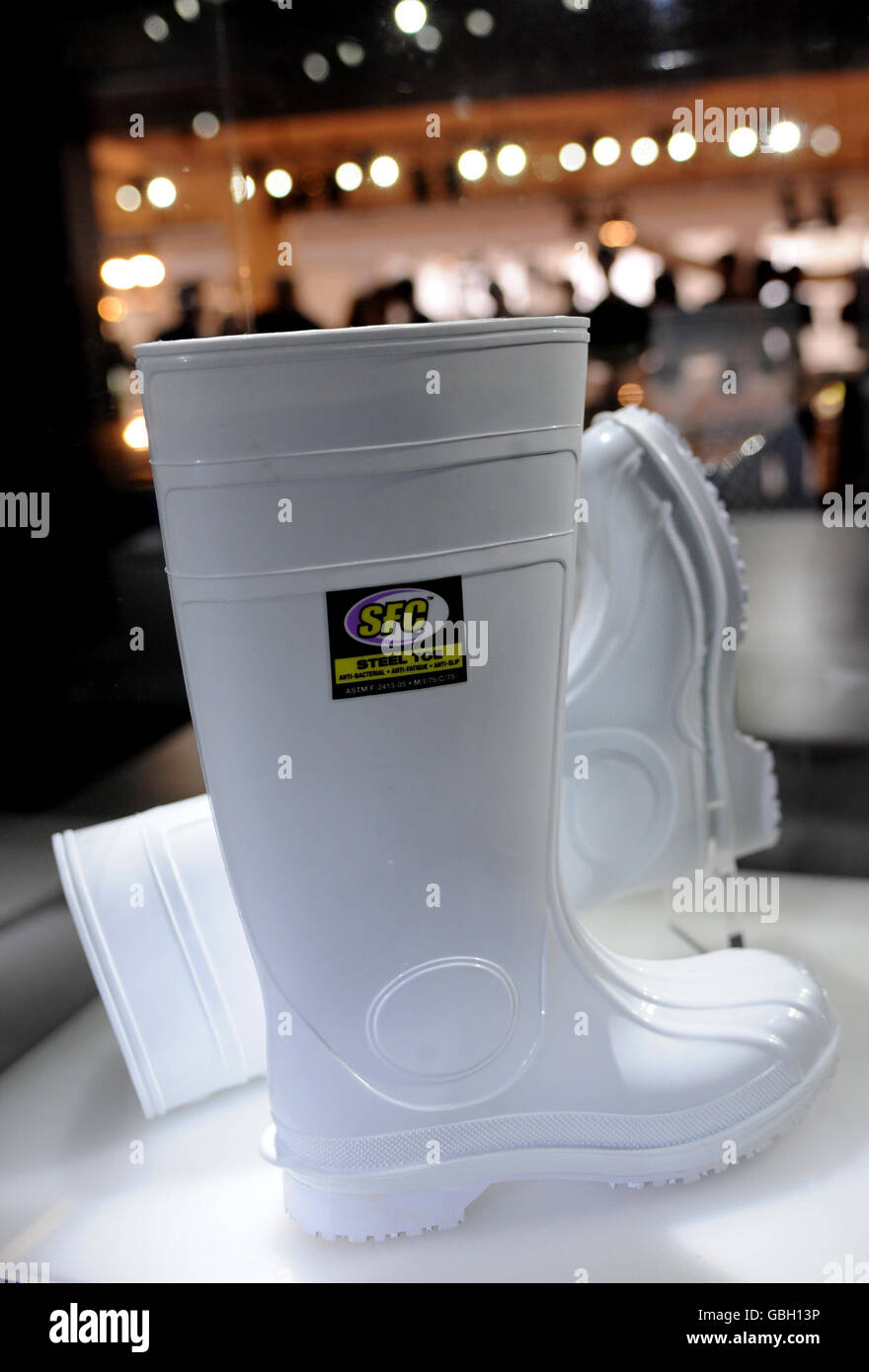 Stivali wellington antiscivolo, calzature antislittamento ispirate agli pneumatici F1, esposti alla mostra "Fast Forward - 20 Ways F1 is Changing Our World" al Science Museum nel sud-ovest di Londra. Foto Stock