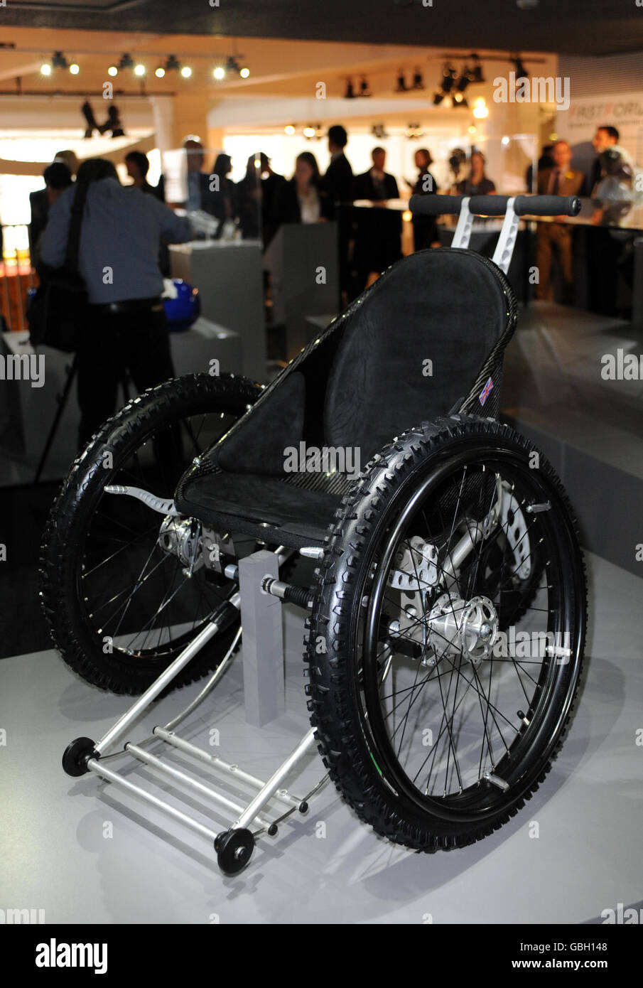 La K2 All Terrain sedia a rotelle, la prima sedia a rotelle monoscocca al mondo, in esposizione alla mostra "Fast Forward - 20 Ways F1 is Changing Our World" presso il Science Museum nel sud-ovest di Londra. Foto Stock