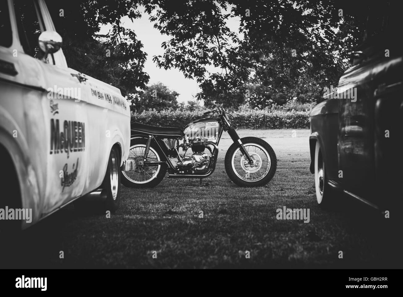 1970 Triumph TR6 moto e american pick up camion a Malle, il Miglio Racing event. London . Vintage filtro monocromatico Foto Stock