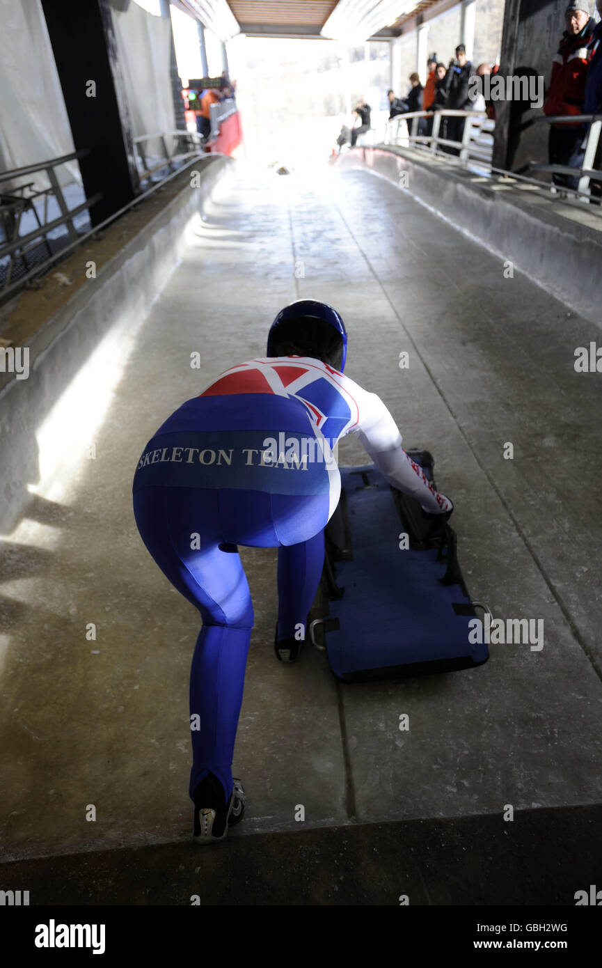 Un membro del team RN Skeleton si prepara ad iniziare nel corso del Combined Services Bobsleigh and Skeleton Inter Services Championships 2009 a Cesana, Torino Foto Stock