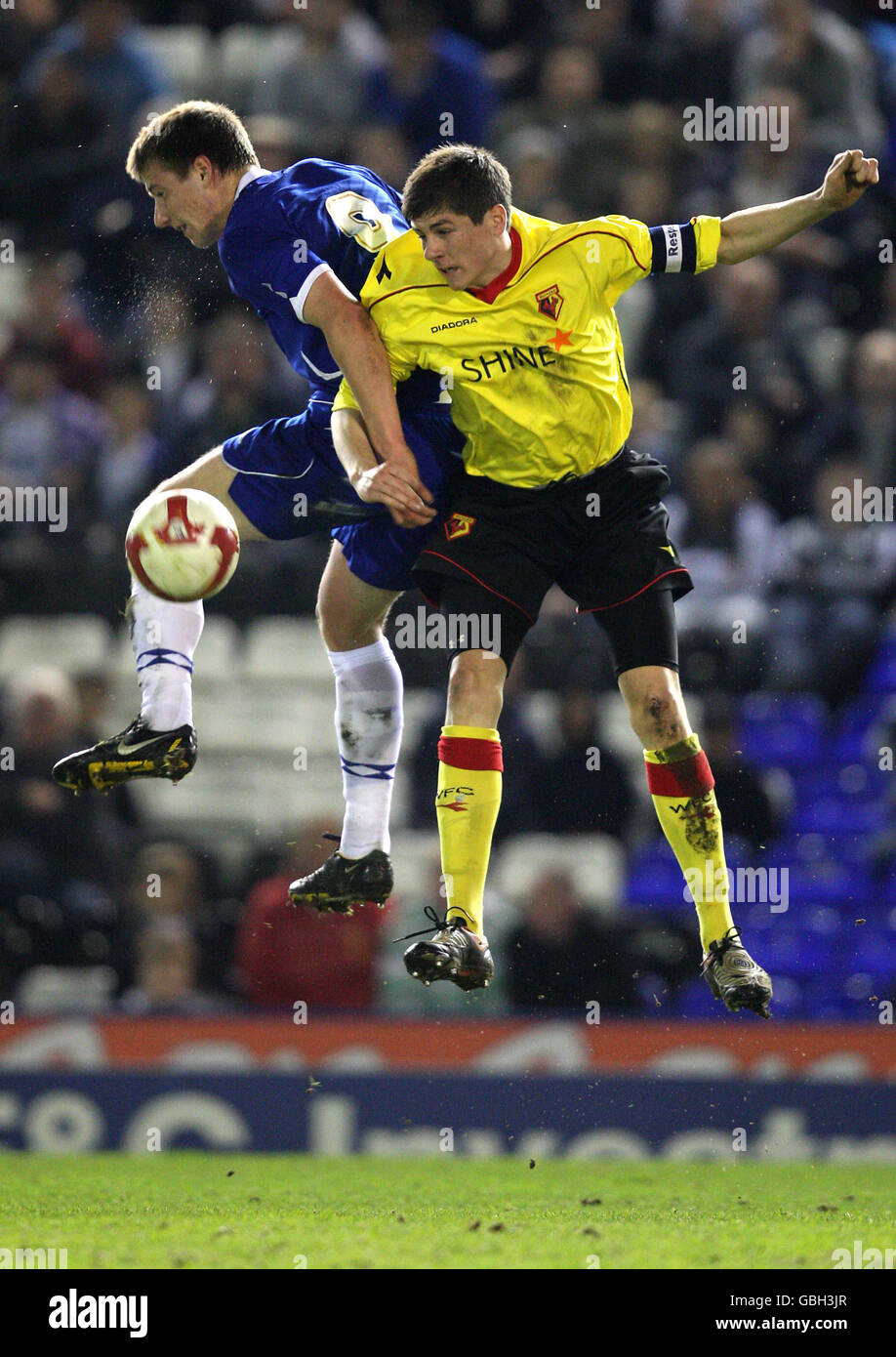 Calcio - fa Youth Cup - Sesto turno - Birmingham City / Watford - St Andrews. Robert Gradwell di Birmingham City e Robert Kiernan di Watford gareggiano per la palla Foto Stock