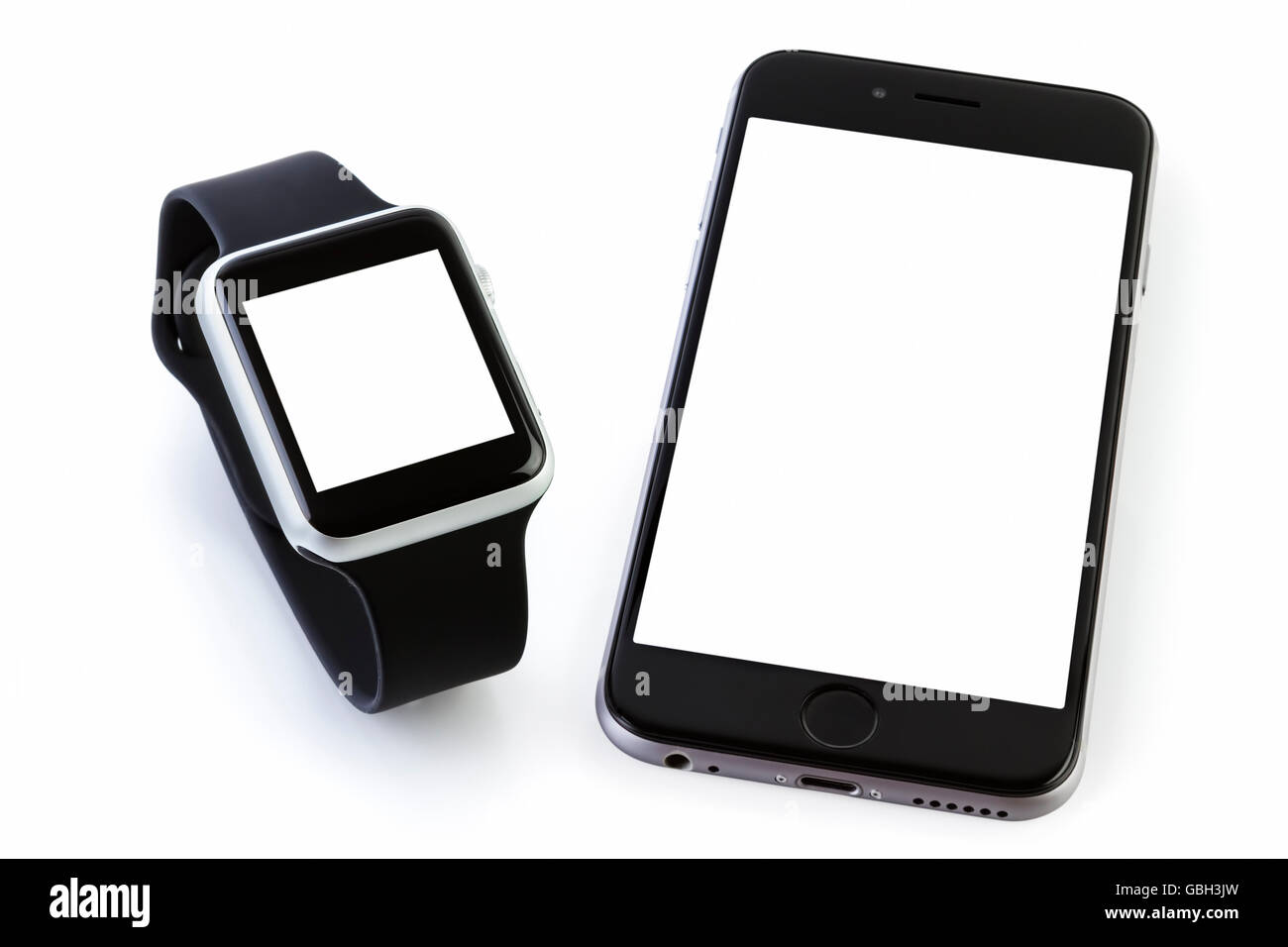 Smart guardare dello sport con lo smartphone su sfondo bianco Foto Stock