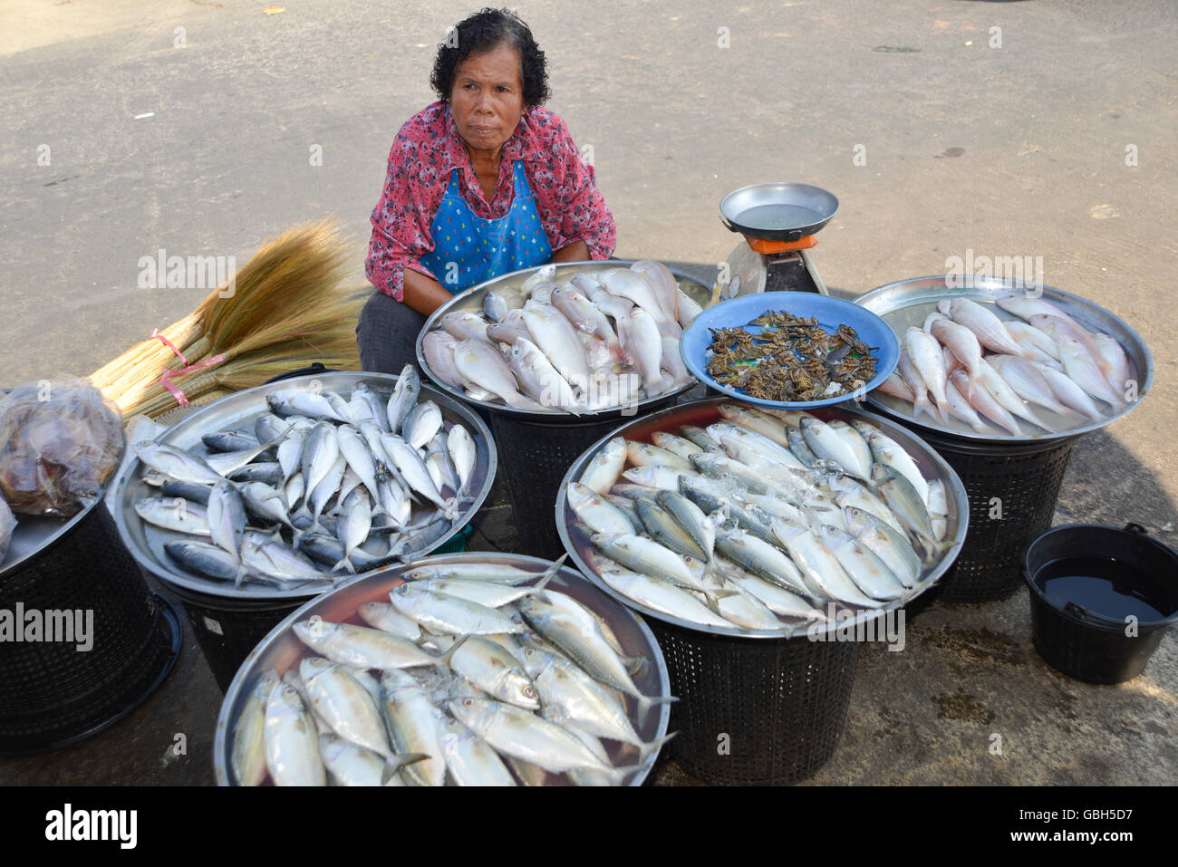 Khao Lak, Thailandia, 02-05-2016. Donna vendita di pesce fresco a takua pa mercati della Thailandia Foto Stock