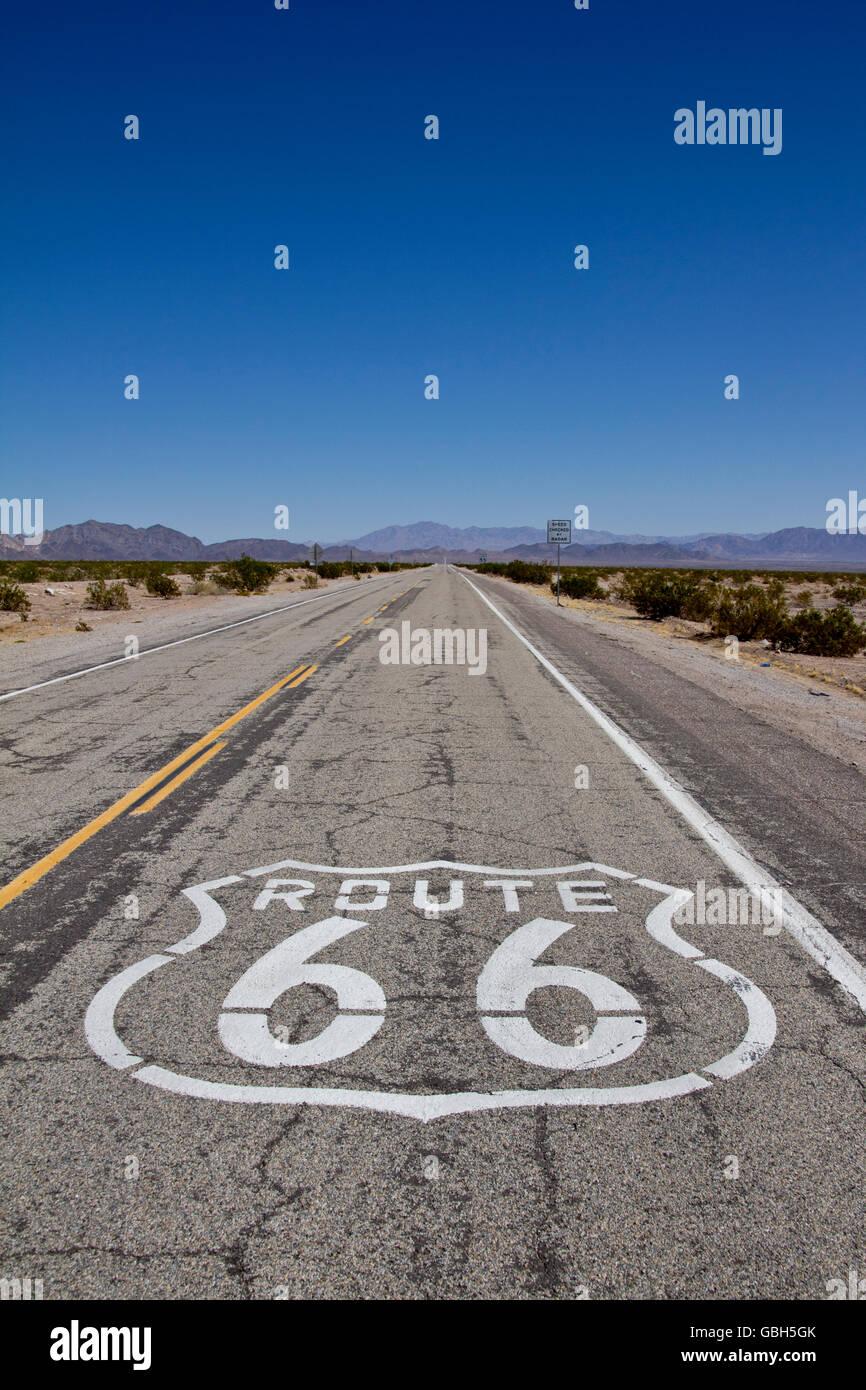 Route 66; USA; Strasse; legende; Urlaub; reisen; zeichen; historisch; Himmel; wüste, autostrada, horizont himmel blau berge Foto Stock