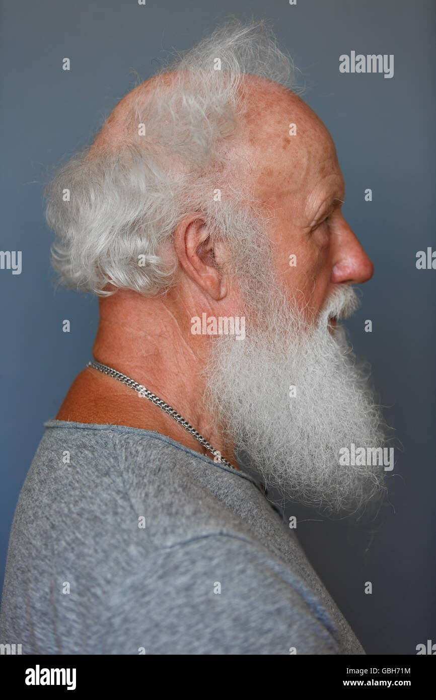 Uomo vecchio con una lunga barba bianca Foto stock - Alamy