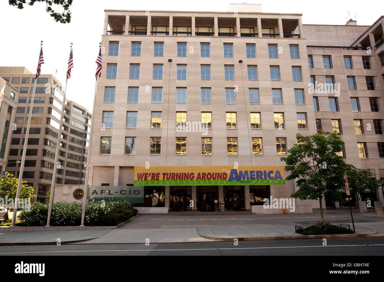 AFL-CIO headquarters building sulla 16th street a Washington DC, USA, 12 maggio 2009. Banner legge 'stiamo girando intorno all America'. Foto Stock