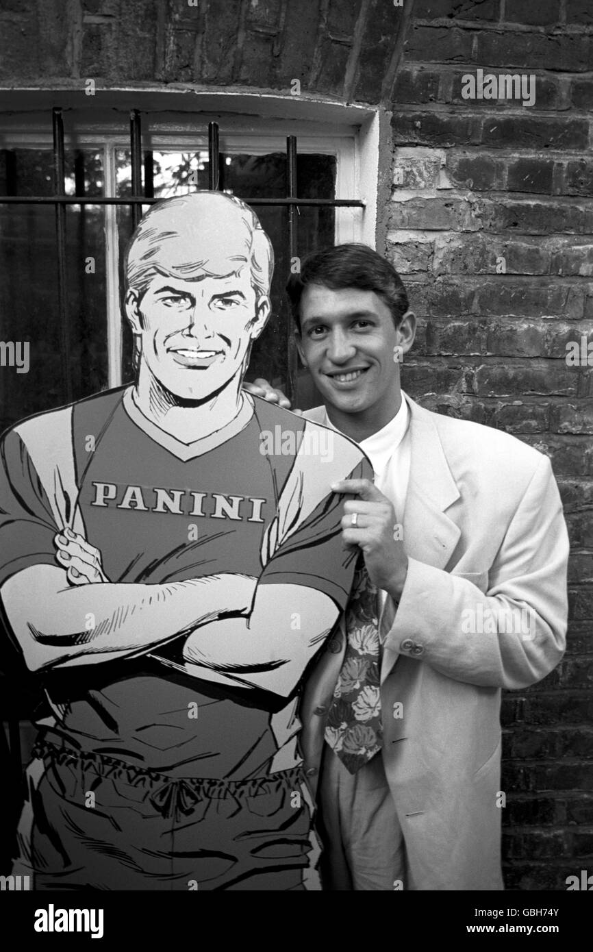 Inghilterra e Tottenham Hotspur attaccante Gary Lineker sollecita l'aiuto del fumetto 'Roy of the Rovers' per promuovere il suo record 'Europe United', un record pop che mira a arginare la crescente ondata di hooliganism del calcio. Foto Stock