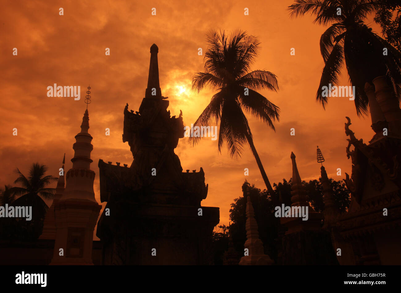 Un tramonto presso il fiume Mekong nella città di Savannakhet nel Laos centrale nella regione di Khammuan in Lao in Souteastasia. Foto Stock