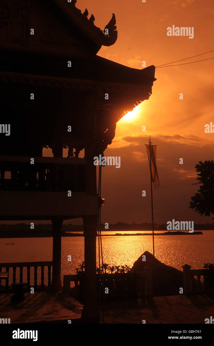 Un tramonto presso il fiume Mekong nella città di Savannakhet nel Laos centrale nella regione di Khammuan in Lao in Souteastasia. Foto Stock