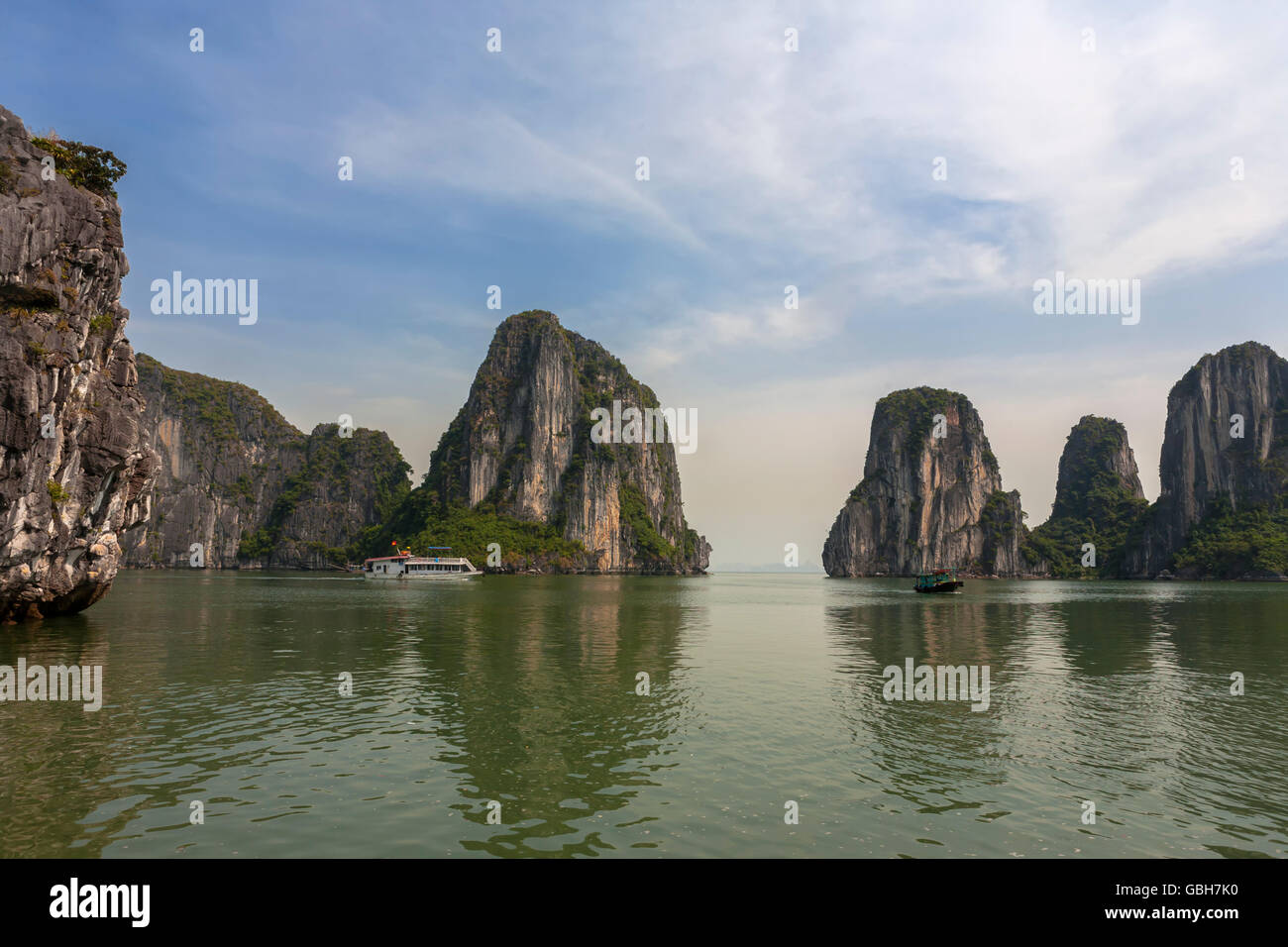 Dao Dau Go e Hon Cap Ngan, due delle molte centinaia di isole nella Baia di Ha Long, Quang Ninh Provincia, Viet Nam Foto Stock