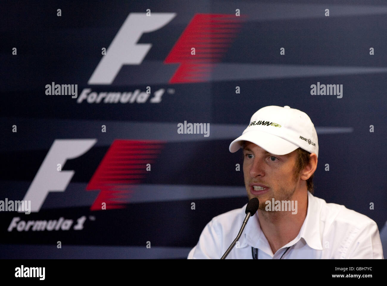 Formula uno - Gran Premio d'Australia - Paddock Day - Albert Park - Melbourne. Il pilota Brawn GP Jenson Button ha luogo in una conferenza stampa durante il Paddock Day ad Albert Park, Melbourne, Australia. Foto Stock