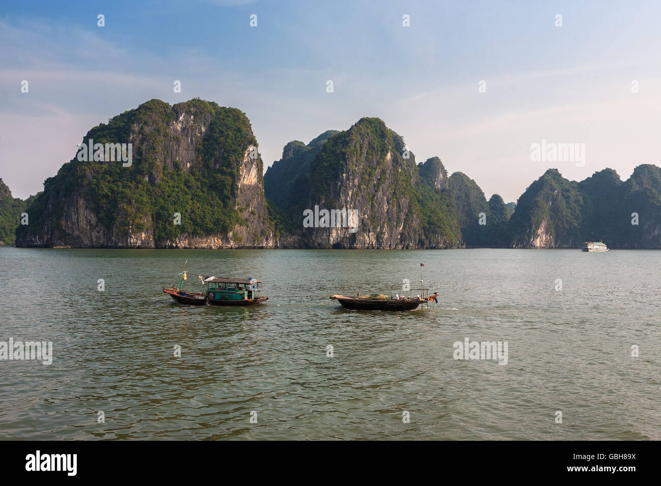 Barche nella Baia di Ha Long, vicino a Dao andare Isola, Quang Ninh Provincia, Viet Nam Foto Stock