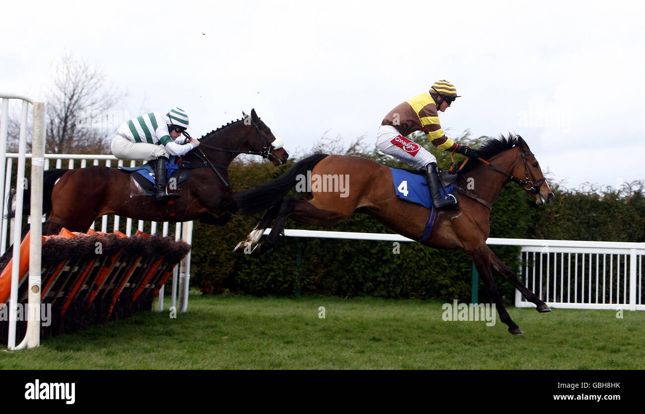 Pilgrims Lane guidato da Nick Scholfield conduce Nordwind guidato da Donal Fahy per vincere l'hurdle dei Lindley Catering Novices durante l'incontro pomeridiano di primavera all'ippodromo di Hereford. Foto Stock