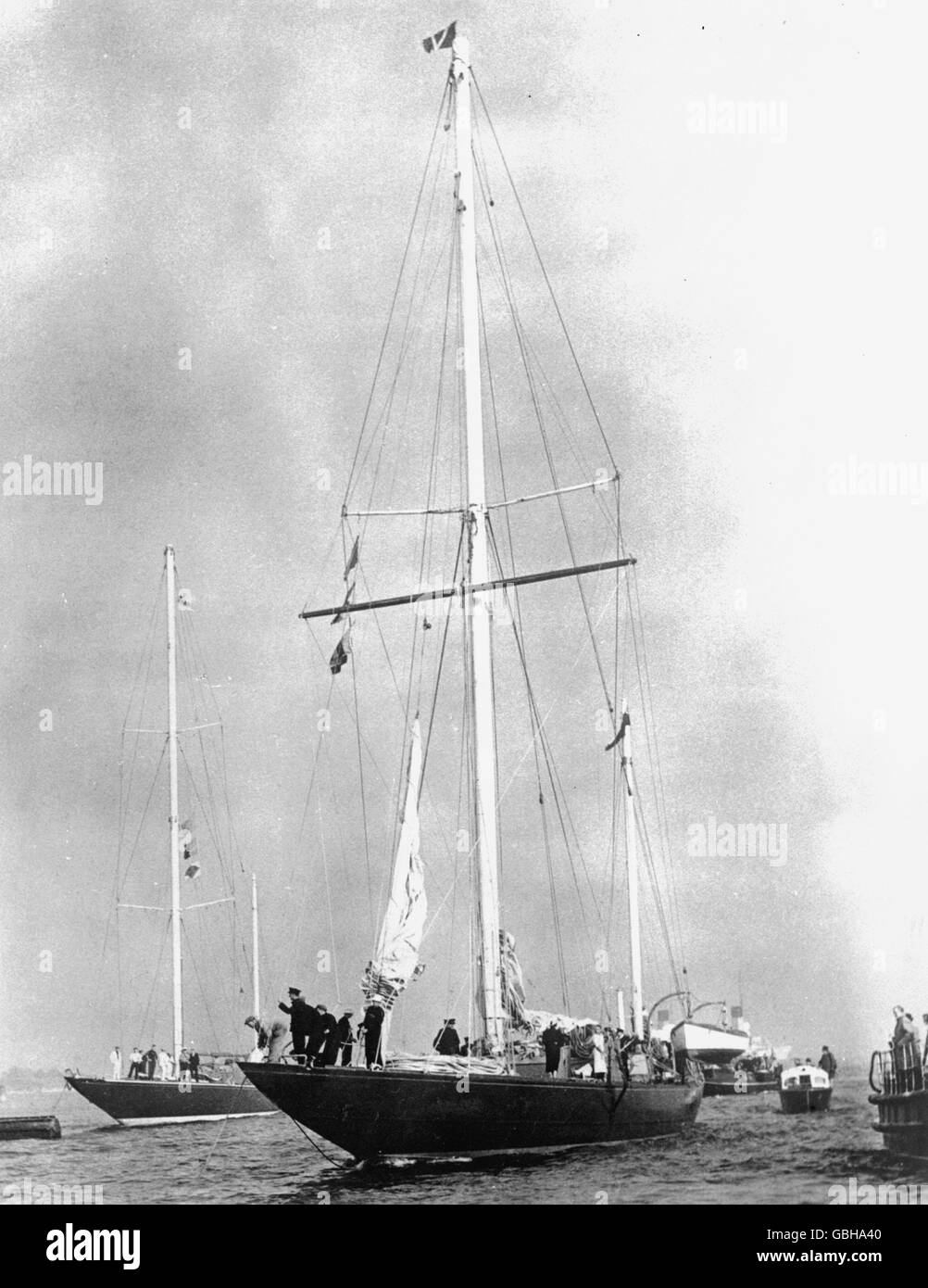 AJXNETPHOTO. 1934. GOSPORT,Inghilterra. - Coppa America - J Class Yacht adoperano truccate per la sua traversata oceanica, si prepara a vela per l'America. Foto:AJAXNETPHOTO VINTAGE COLL. REF:HDD YA cercano 1934 Foto Stock