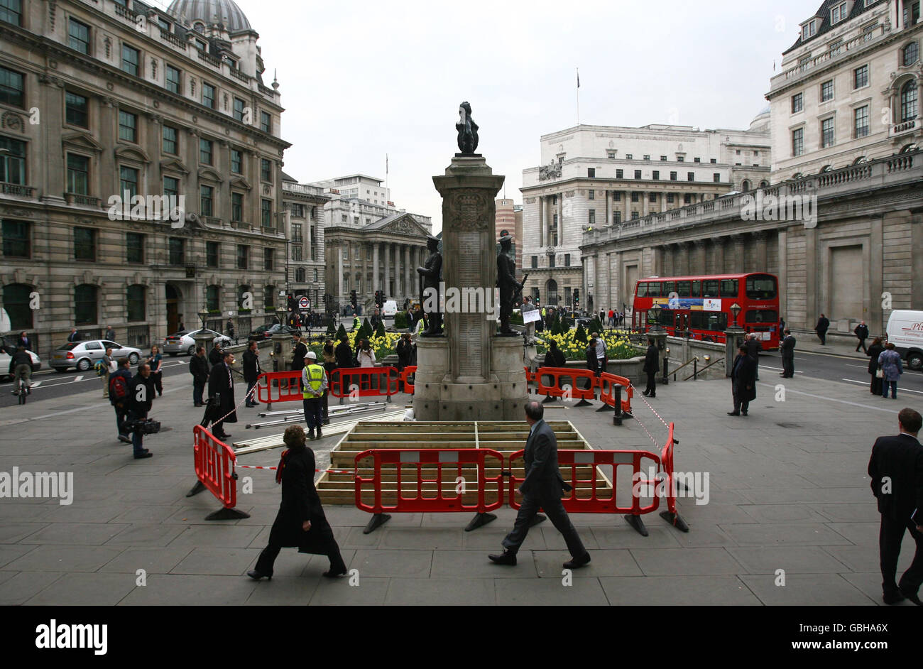 I lavori per costruire un involucro protettivo intorno alle statue fuori della Banca d'Inghilterra iniziano prima delle proteste previste per domani nella città di Londra. Foto Stock