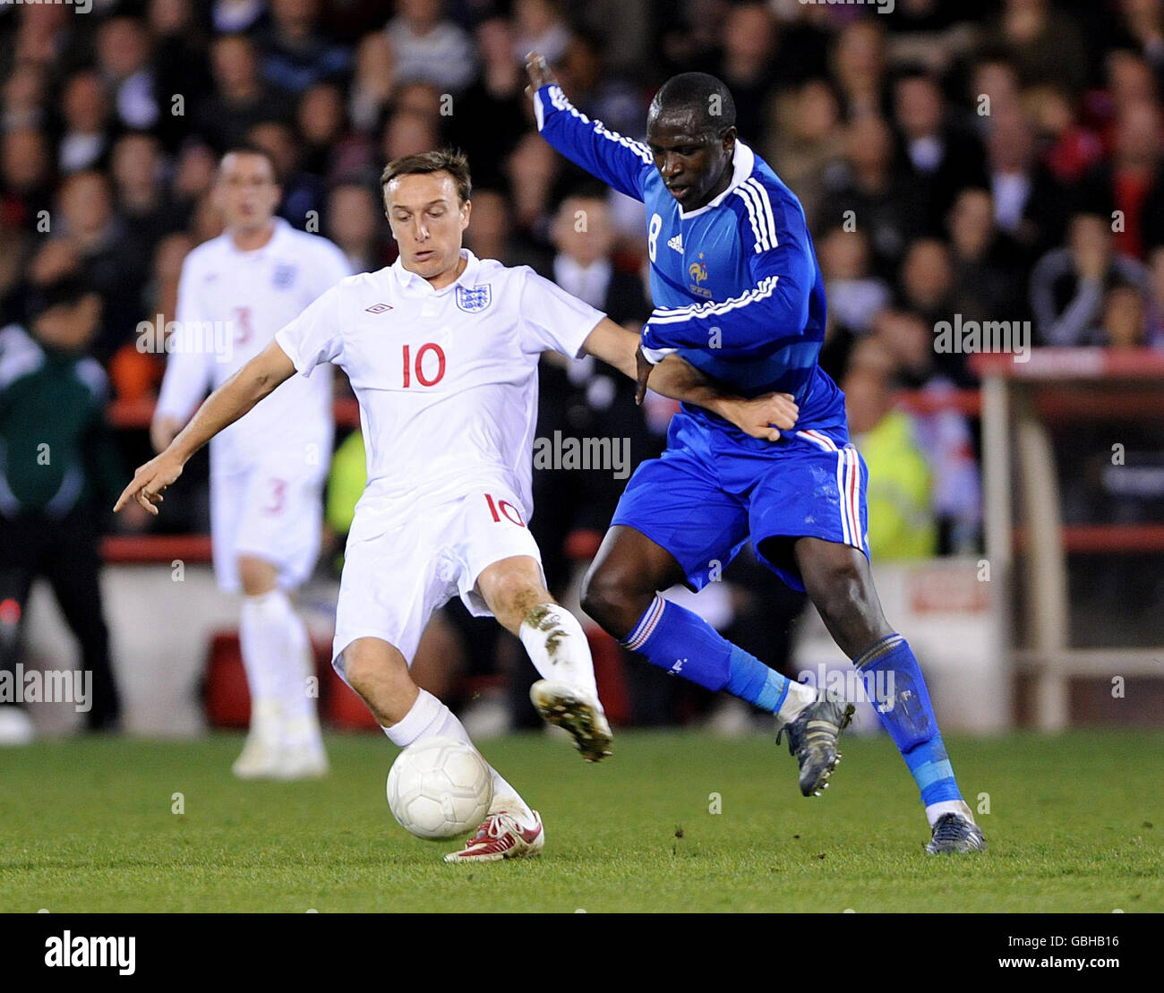 Mark Noble in Inghilterra (a sinistra) e Moussa Sissoko in Francia combattono per la palla durante la partita amichevole Under-21 al City Ground di Nottingham. Foto Stock