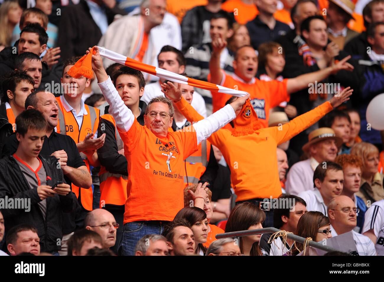 Calcio - Johnstone's Paint Trophy - finale - Luton Town v Spunthorpe United - Wembley Stadium. Tifosi della città di Luton negli stand a Wembley Foto Stock