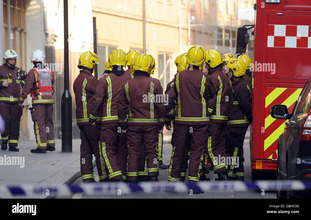 I servizi di emergenza assistono alla scena di un incendio in un blocco di uffici negli edifici di Bream, Chancery Lane, Londra. Foto Stock