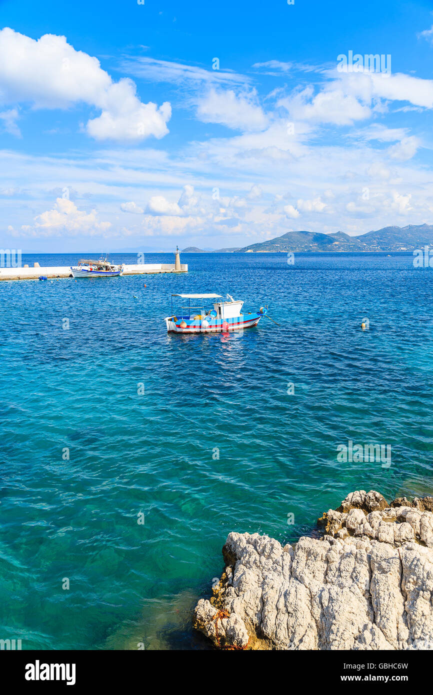 Tipico di colori blu e bianco barca da pesca sul mare nella baia di Kokkari, Samos Island, Grecia Foto Stock