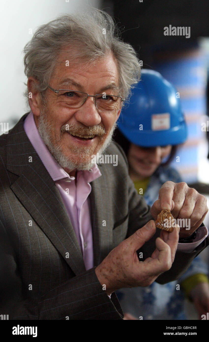 Sir Ian McKellen possiede un pezzo di ceramica del XVI secolo trovato durante una visita al sito della prima casa di gioco di Shakespeare, che è stata scoperta dagli archeologi del Museo di Londra. La posizione del teatro, chiamato il Teatro, costruito nel 1576 da James Burbage, è in un magazzino disusato a Shoreditch, Londra. Foto Stock