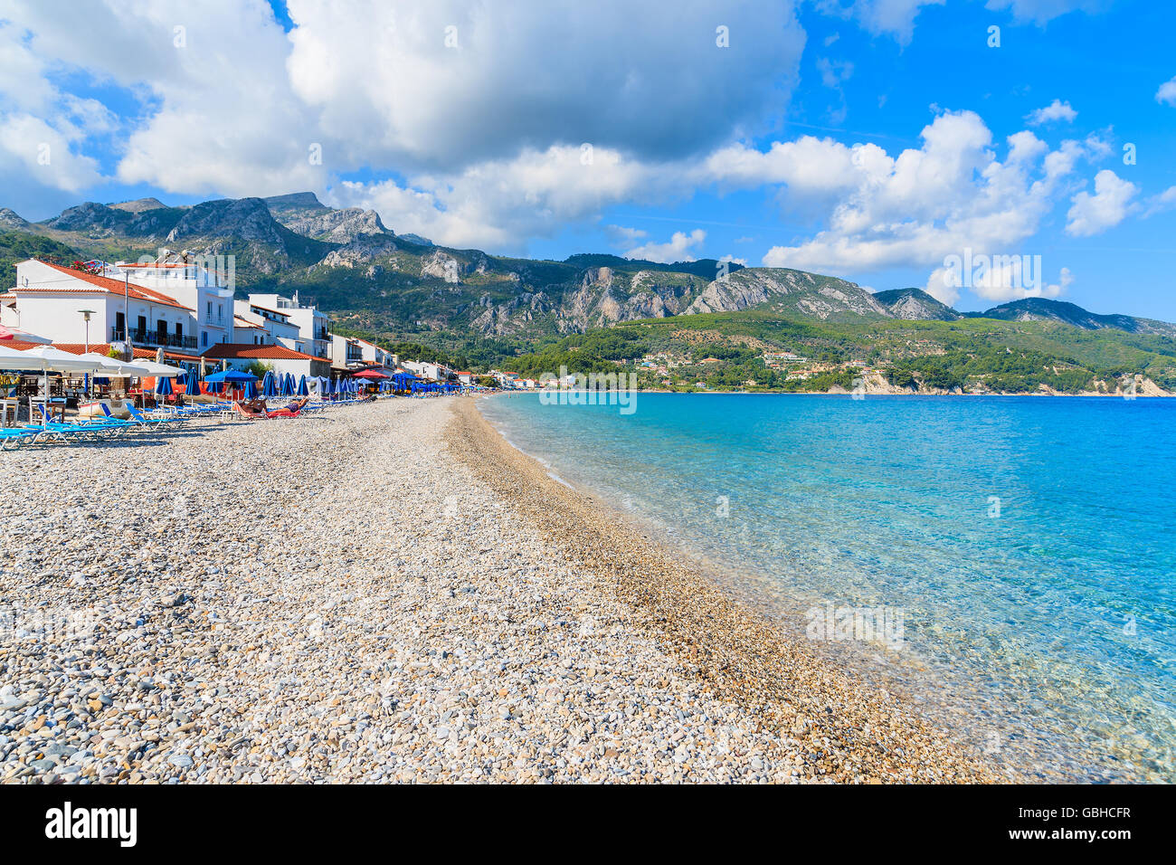 Una vista della spiaggia di Kokkari village, Samos Island, Grecia Foto Stock