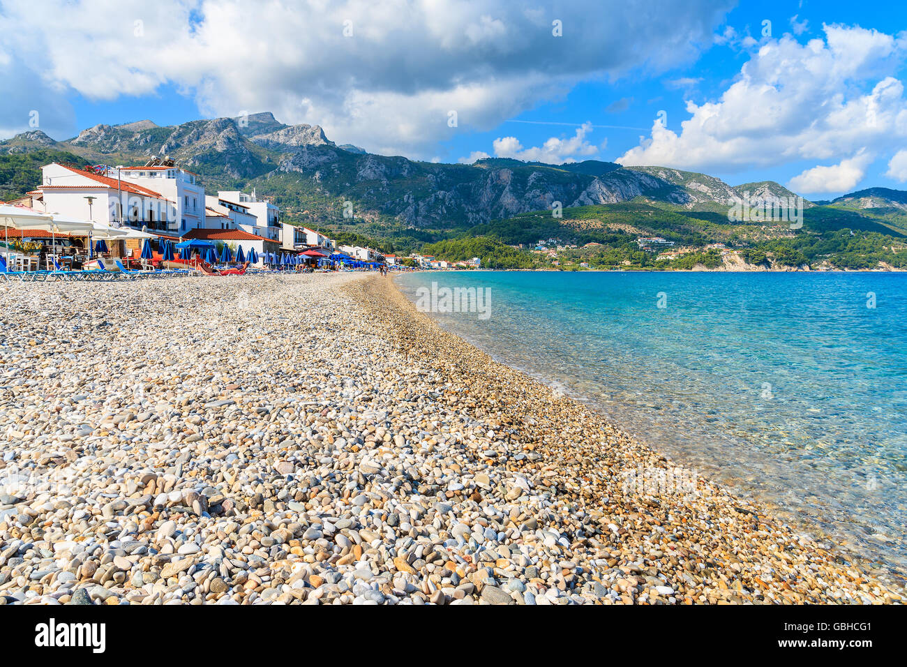 Vista della spiaggia di Kokkari village, Samos Island, Grecia Foto Stock