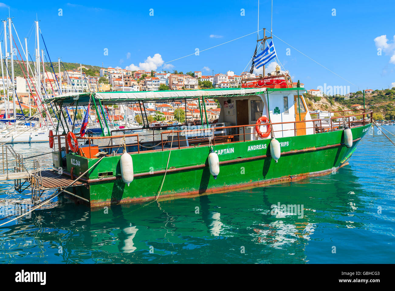 Isola di Samos, Grecia - Set 25, 2015: Turistica Greca barca in acqua di mare in Pythagorion porta, Samos Island, Grecia. Foto Stock