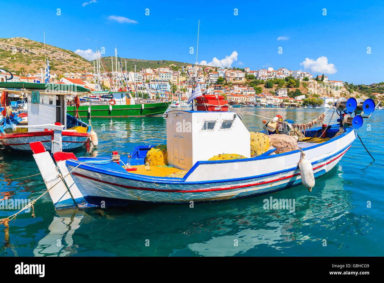 Greco tradizionale barca da pesca in Pythagorion porta, Samos Island, Grecia Foto Stock