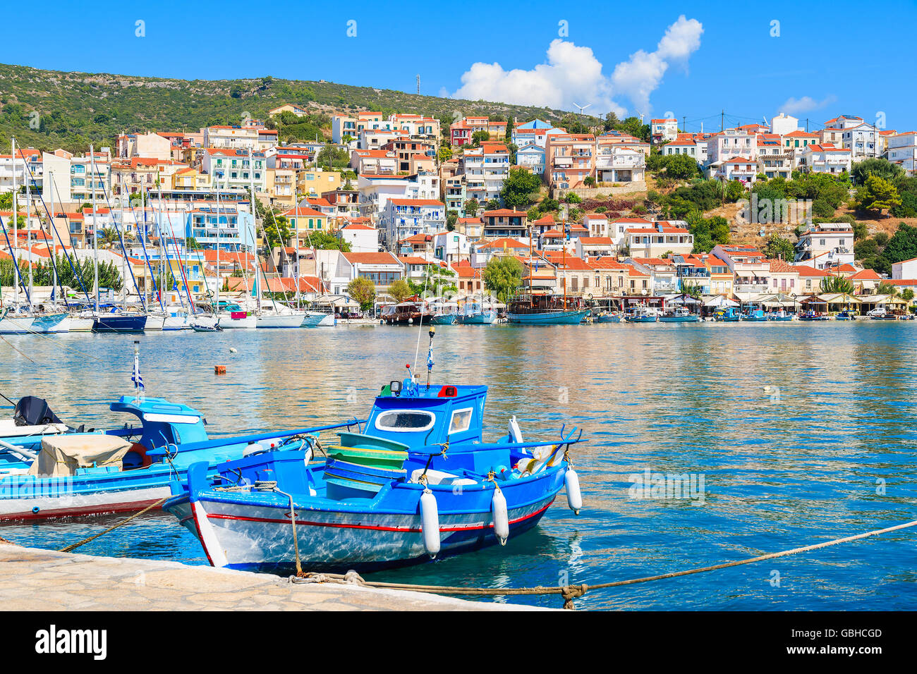 Tradizionale blu e il colore bianco greco barche da pesca in Pythagorion porta, Samos Island, Grecia Foto Stock