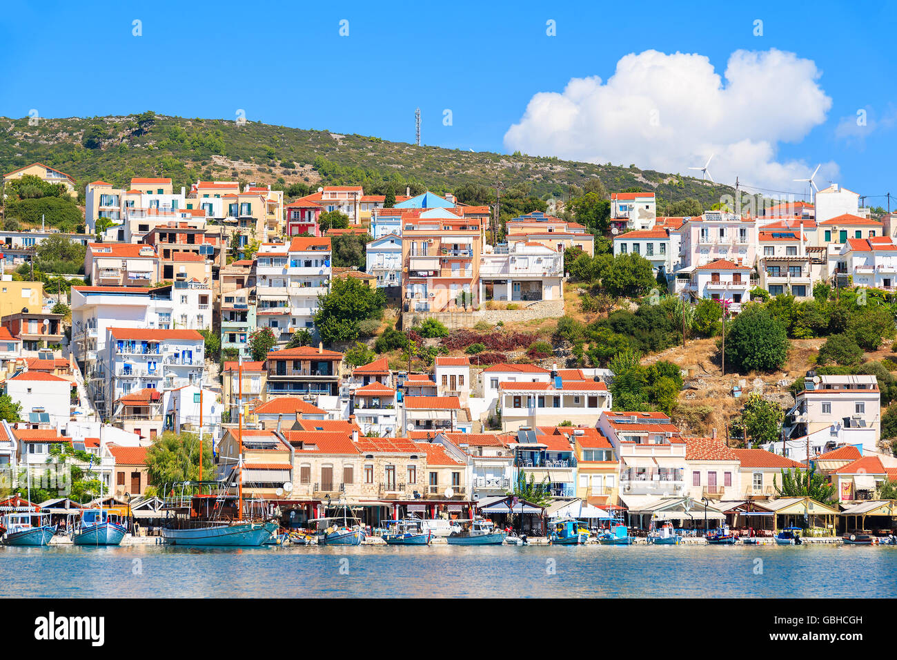 Isola di Samos, Grecia - Set 25, 2015: vista di Pythagorion porto con le sue case colorate costruito sulla collina, Samos Island, Grecia Foto Stock