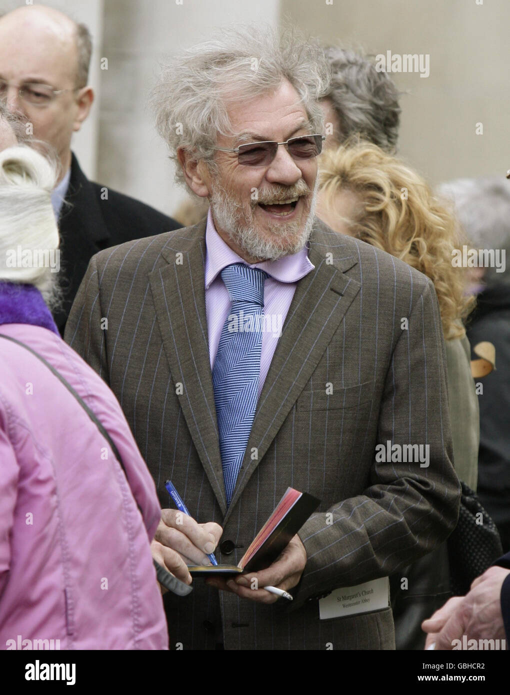 Sir Ian McKellan lascia un Servizio di Ringraziamento per la vita di Paul Scofield, presso la chiesa di St Margarets a Westminster, nel centro di Londra. Foto Stock