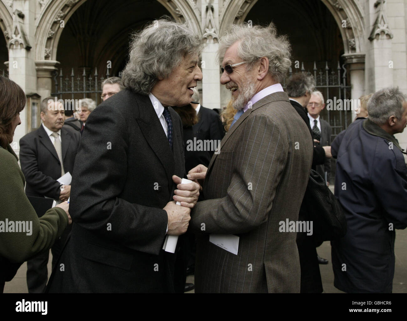 Tom Stoppard (a sinistra) e Sir Ian McKellan lasciano un Servizio di Ringraziamento per la vita di Paul Scofield, presso la chiesa di St Margarets a Westminster, nel centro di Londra. Foto Stock