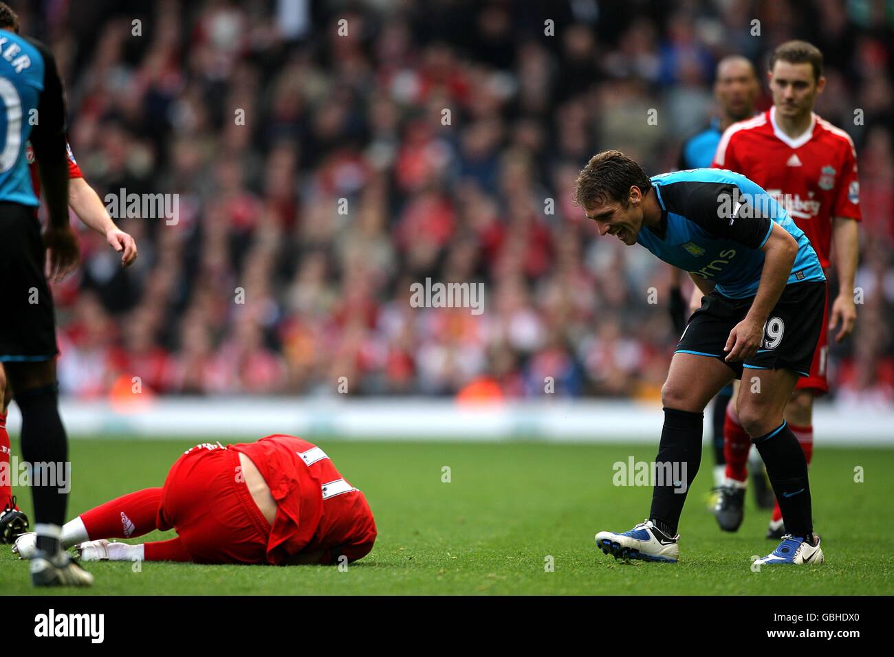 Calcio - Barclays Premier League - Liverpool / Aston Villa - Anfield. Stiliyan Petrov di Aston Villa (a destra) reagisce mentre Albert Riera di Liverpool si ferisce Foto Stock