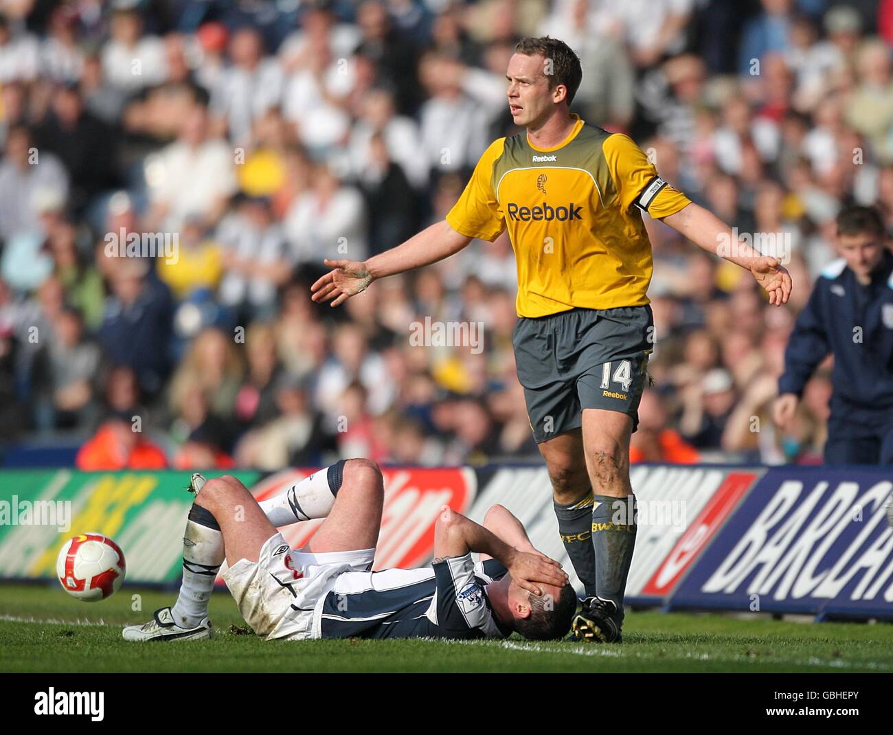 Kevin Davies di Bolton Wanderers fa appello all'arbitro dopo aver commesso un fallo Foto Stock