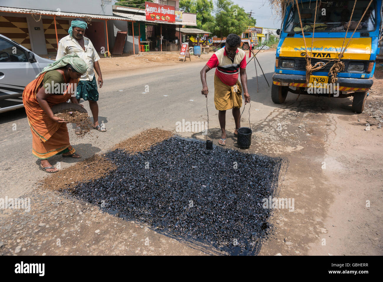 Riparazione su strada a Madurai. Foto Stock