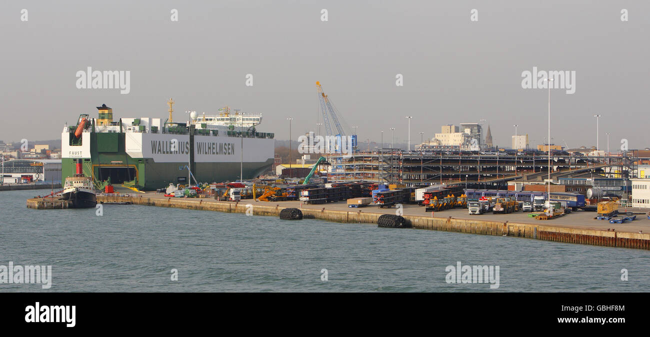 Vista sull'Hampshire. Vista generale di una nave per il trasporto di automobili accanto ai moli di Southampton nell'Hampshire. Foto Stock