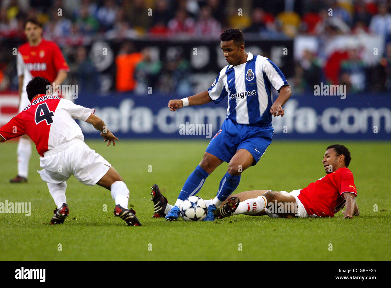 Calcio - UEFA Champions League - finale - Monaco / FC Porto. Carlos Alberto del FC Porto assume Hugo Ibarra (l) e Edouard Cisse (r) Foto Stock